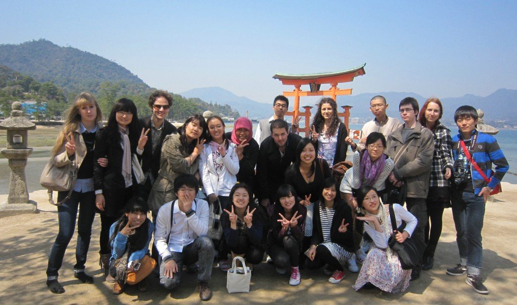 Khi học ở Nhật có được về nước thăm gia đình hoặc mời người thân sang Nhật không?1
